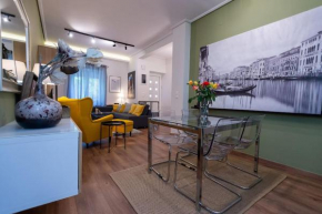 Downtown luxury apartment with backyard